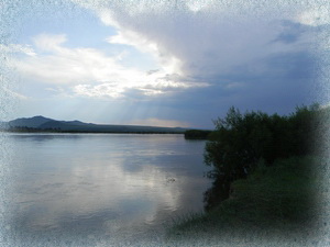 река Селенга. Вид на залив перед грозой